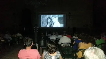 imagen de una sesión de cine de verano en Miguelturra, agosto 2015