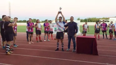 imagen de Arlequines Miguelturra recogiendo el Trofeo de Ferias, septiembre 2015