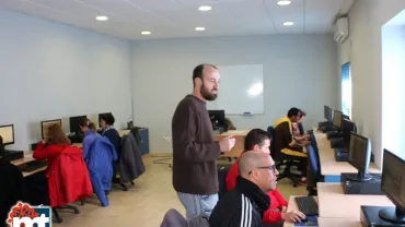 imagen del curso de informática básica y Javier Mohíno, docente del curso, diciembre 2015
