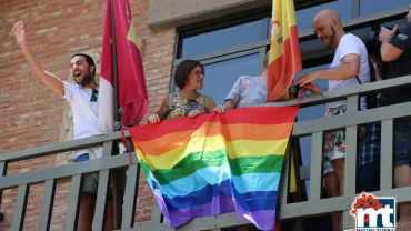imagen de la colocación de la banera arcoiris en el balcón del Ayuntamiento, junio 2015