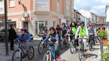 imagen de la marcha ciclista a su paso por la calle Carnaval, mayo 2018