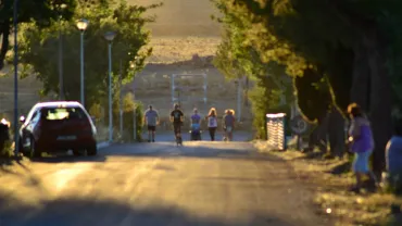 imagen de personas  paseando por el Puente de Peralvillo, verano 2015, fuente imagen Nacho Vera