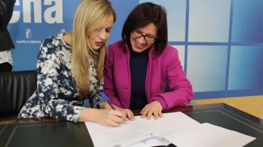 imagen del momento de la firma, febrero 2016