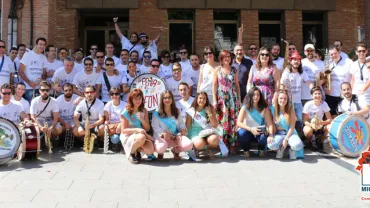 imagen de autoridades, organización y charangas participantes, septiembre 2015