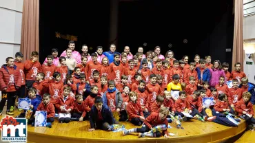 imagen grupal de organización, autoridades y participantes Clínic Navidad Fútbol Miguelturra, diciembre 2017