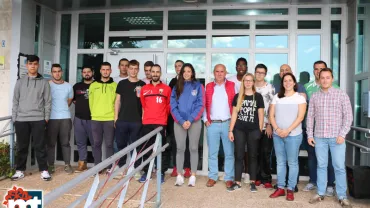 imagen de alumnado, docentes y organización frente al Vivero de Empresas de Miguelturra, octubre 2018