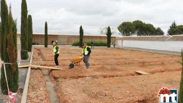 imagen de trabajadores y concejal durante la ampliación del Cementerio Municipal, abril 2016