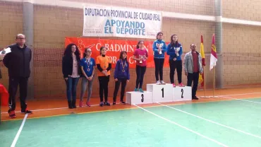 imagen de deportistas y autoridades en uno de los podios del torneo, fuente imagen Leando Jesús González Juárez