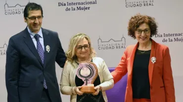 imagen de Caballero, Alarcón y Arriaga, de izquierda a derecha, entregando el premio, 5 marzo 2020, fuente imagen Diputación Provincial Ciudad Real