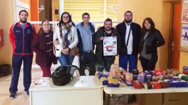 imagen de la recogida de alimentos durante el partido de baloncesto, noviembre 2015