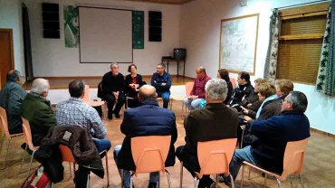 imagen de la alcaldesa, los dos concejales y las personas presentes en la reunión en Peralvillo, febrero 2018
