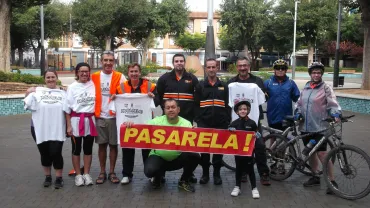 imagen de la salida desde Miguelturra de la ruta ciclista en apoyo a la pasarela, octubre 2015
