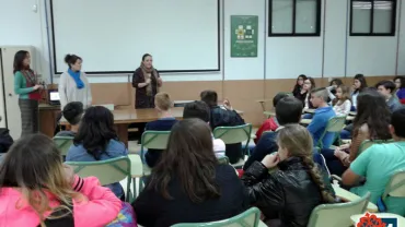 imagen de concejala y técnicas municipales durante la charla en el Instituto, mayo 2016