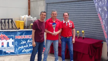 imagen de entrega de premios a los ganadores del Torneo de Primavera de Tenis 2018, fuente imagen Club Tenis Miguelturra
