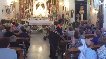 imagen de la Virgen de la Estrella y fieles dentro de la iglesia, septiembre 2015