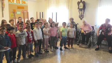 imagen de alumnado de La Merced con las personas mayores de la residencia, junio 2016