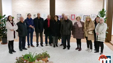 imagen de autoridades y participantes en la inauguración de la exposición pictórica, noviembre 2019