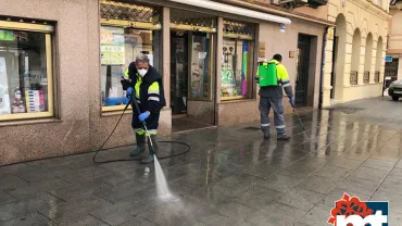 imagen de labores de desinfección en plaza de la Constitución, Miguelturra marzo 2020