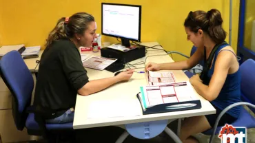 imagen de usuaria informándose sobre los cursos del Centro de la Mujer, septiembre 2018