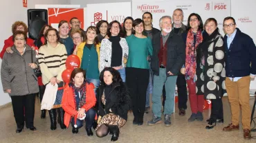 imagen de Isabel Rodríguez acompañda por el PSOE de Miguelturra, diciembre 2015