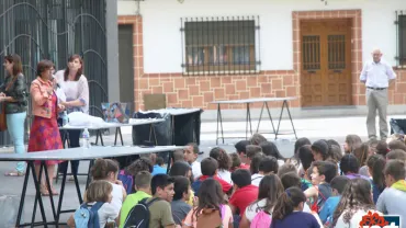 imagen de Victoria Sobrino y alumnado, jornada contra absentismo escolar, junio 2017