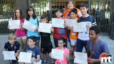 imagen de alumnado junto la concejala de Bienestar Social de Miguelturra, junio 2016