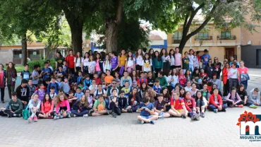 imagen de jóvenes en la plaza Doctor Fleming tras la celebración de la jornada, 1 junio 2018