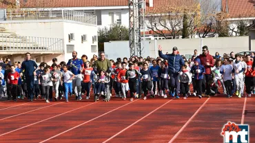 imagen de niños en el Estadio Municipal por una buena causa, la Paz, enero 2020