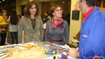 imagen de Fátima Mondéjar, izquierda, y Victoria Sobrino junto con un alumno de la Universidad Popular, noviembre 2017