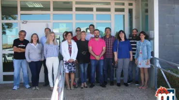 imagen grupal de la Lanzadera de Empleo con alcaldesa y concejal, mayo 2017