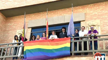 imagen de la colocación de la bandera del arco iris en el balcón del consistorio, mayo 2019