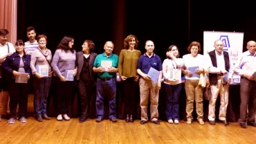 imagen grupal autoridades y participantes presentación libro de la Universidad Popular, mayo 2017