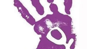 imagen de mano de color violeta
