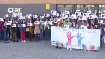 imagen de autoridades municipales y personas congregadas frente a la fachada del CERe, marzo 2017