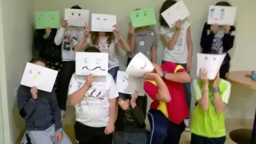 imagen de niños y niñas durante el taller mejora autoestima, abril 2017