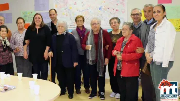 imagen de personas mayores, dirección y concejala del área de Bienestar Social