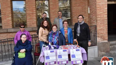 imagen mesa sobre la epilepsia frente al Ayuntamiento, autoridades y organizadora, marzo 2019