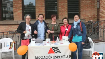 imagen de Victoria Sobrino en la mesa instalada frente al ayuntamiento, 30 de mayo de 2018