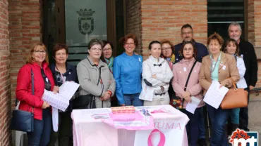 imagen de la foto institucional en apoyo al Día Mundial contra el cáncer de mama en Miguelturra, octubre 2018