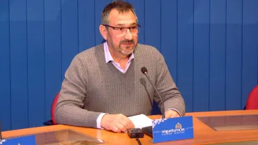 imagen del concejal Miguel Fernández, durante rueda de prensa, febrero de 2017