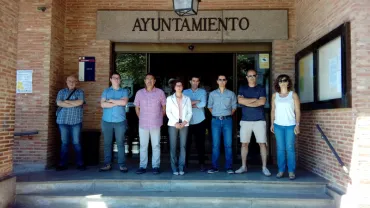 imagen del minuto de silencio frente a las puertas del Ayuntamiento, junio 2017