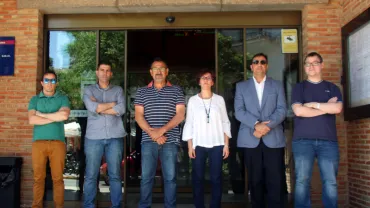 imagen del minuto de silencio del Ayuntamiento de Miguelturra por los atentados de Manchester, mayo 2017