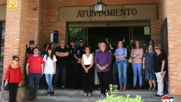 imagen del minuto de silencio ante las puertas del consistorio, 28 septiembre 2018