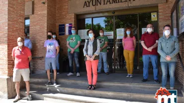 imagen del minuto de silencio el viernes 5 de junio a las 12 del mediodía frente a las puertas del consistorio