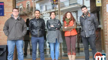 imagen de autoridades y representantes municipales durante el minuto de silencio, 23 de marzo de 2017