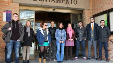 imagen de autoridades y miembros de la Corporación Municipal de Miguelturra durante el minuto de silencio por los atentados del 22 de marzo de 2016