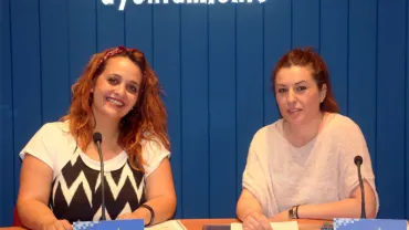 imagen de Carolina Molina, izquierda, y Amparo Serna, derecha, durante la rueda de prensa, mayo 2017