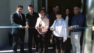 imagen del momento del corte de cinta inaugural del Tanatorio de Miguelturra, 25 octubre 2018