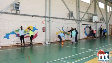 imagen de alumnado realizando los murales en el Pabellón, diciembre 2016