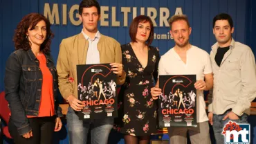 imagen de la presentación en rueda de prensa del musical Chicago, concejala de Cultura y cía teatral musical, mayo 2018